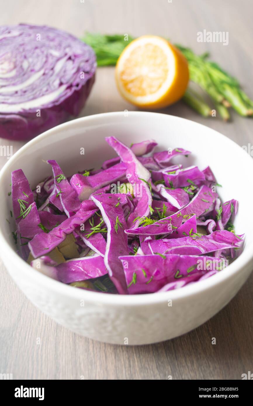 Insalata fresca di cavolo rosso con aneto e succo di limone Foto Stock