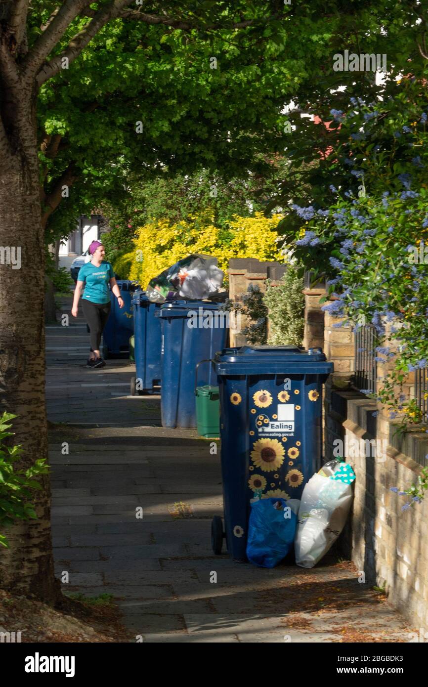 Londra, Regno Unito. Martedì 21 aprile, 2020. Riciclaggio di bidoni in una strada in Ealing. I lavoratori chiave sono stati elogiati per aver mantenuto i servizi in corso durante la crisi pandemica del coronavirus. Data foto: Martedì 21 aprile 2020. Foto: Richard Grey/Alamy Foto Stock