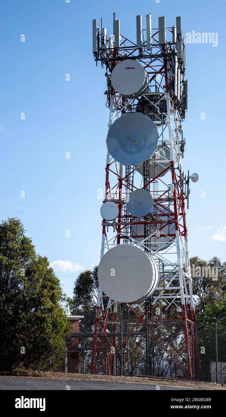 Radio torre di comunicazione con antenna satellitare cellulare cellulare contro cielo blu Foto Stock