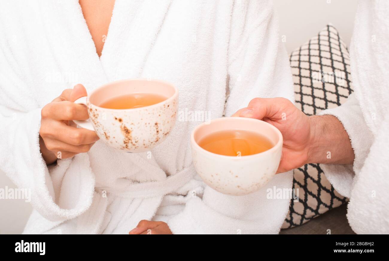 Uomo e donna, coppia, trascorrere un fine settimana in una spa e godere del benessere real. Resort e salone termale Foto Stock