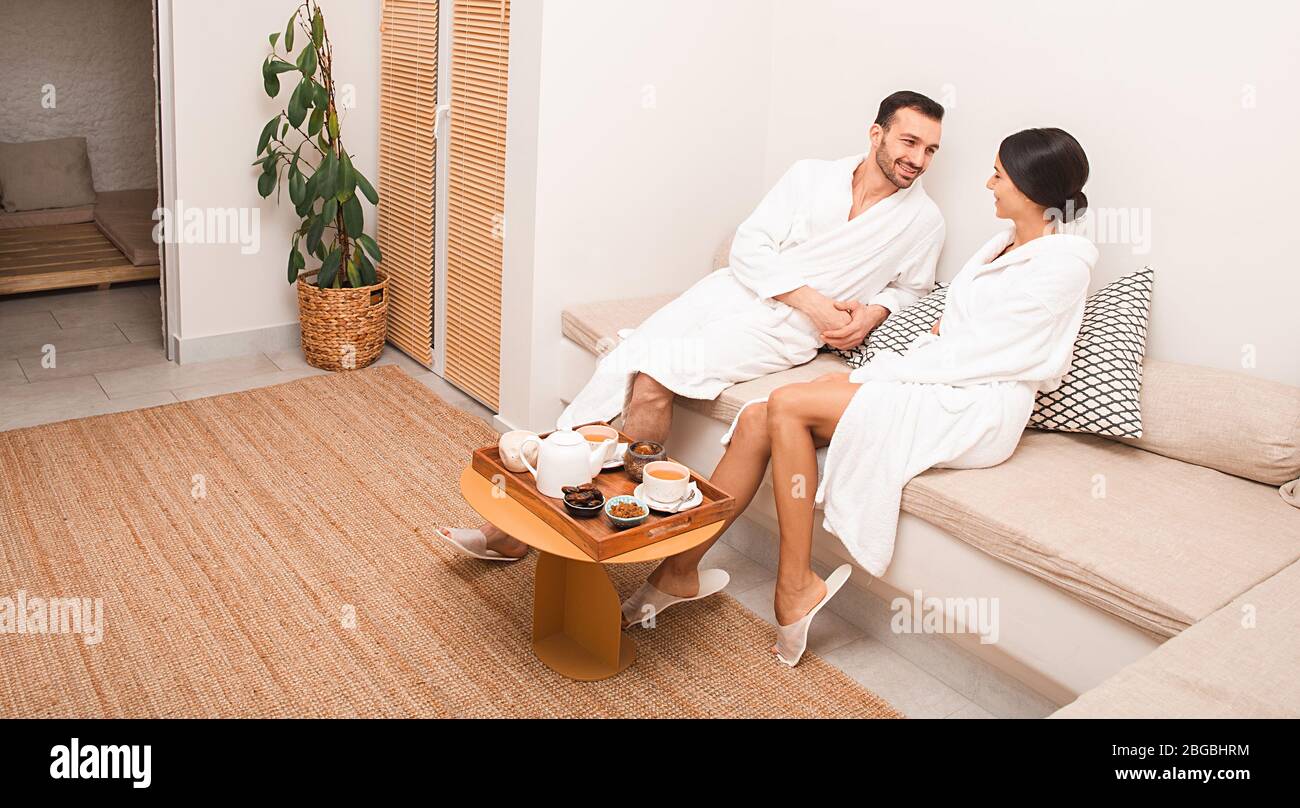 Uomo che parla con la donna nella sala relax della spa. Sala di sale, hammam e massaggio spa Foto Stock