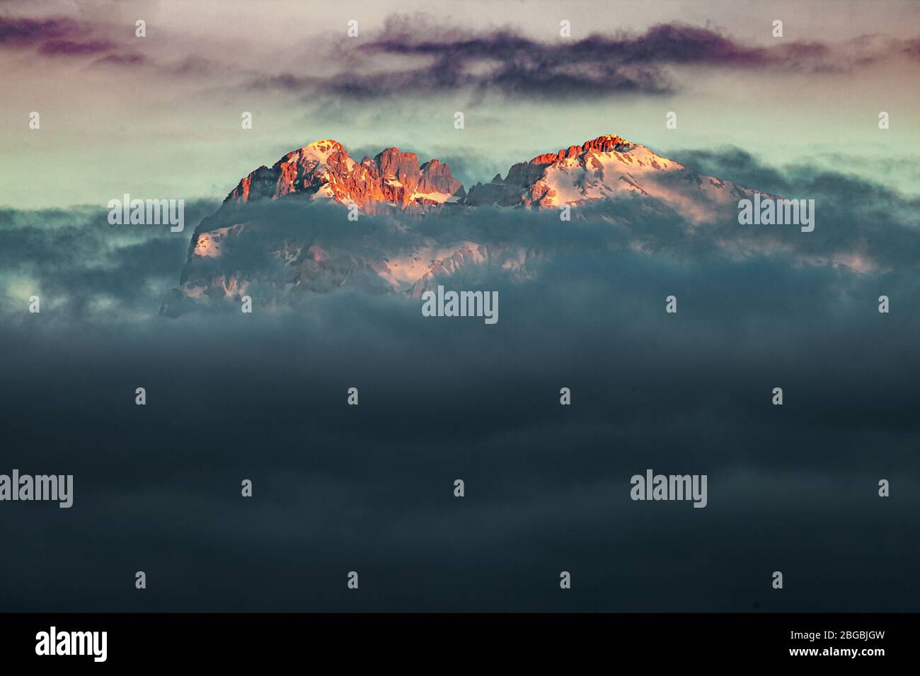 Catena del Gran Sasso al tramonto, Gran Sasso e Parco Nazionale dei Monti della Laga Foto Stock