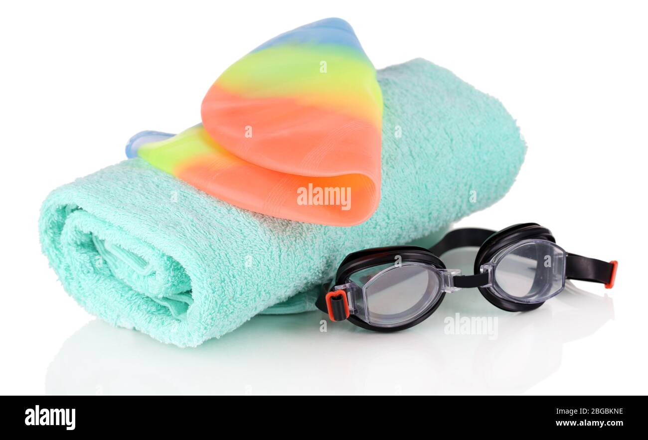 Set per piscina: Cuffia da bagno, occhiali e asciugamano isolati su bianco Foto Stock