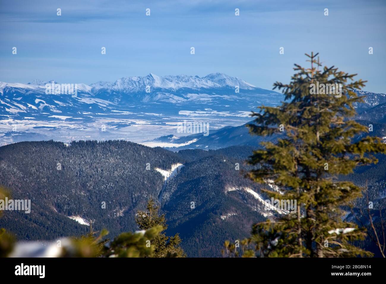 Vista dalla vetta Salatín a bassa Tatra su Hight Tatra durante l'inverno, Slovacchia Foto Stock