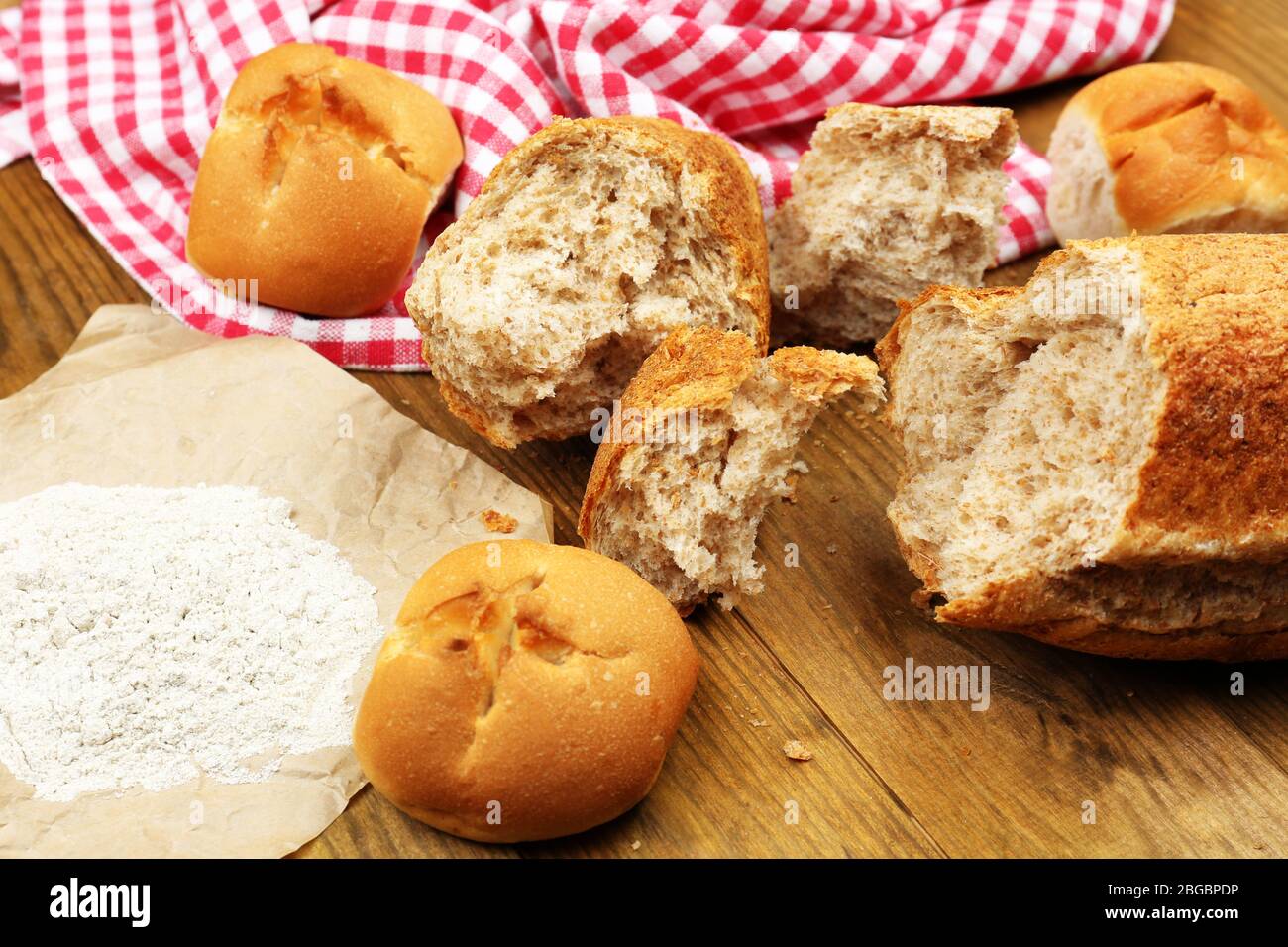 Pane spezzato su tavola di legno Foto Stock