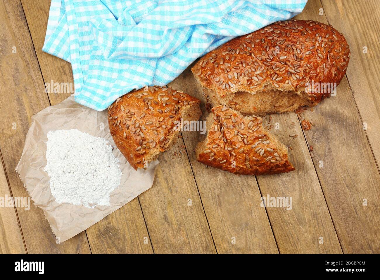 Pane spezzato su tavola di legno Foto Stock