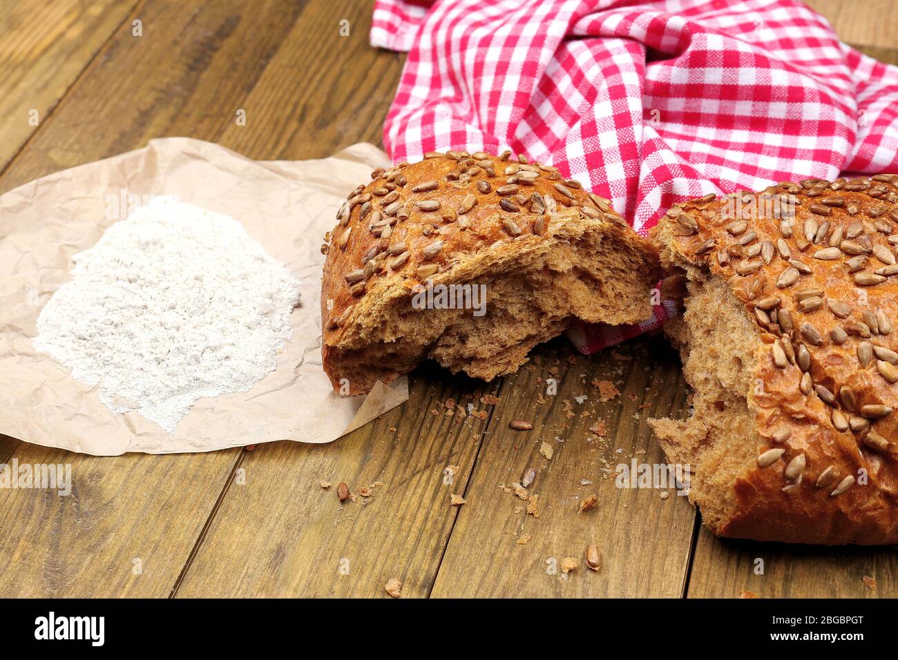 Pane spezzato su tavola di legno Foto Stock