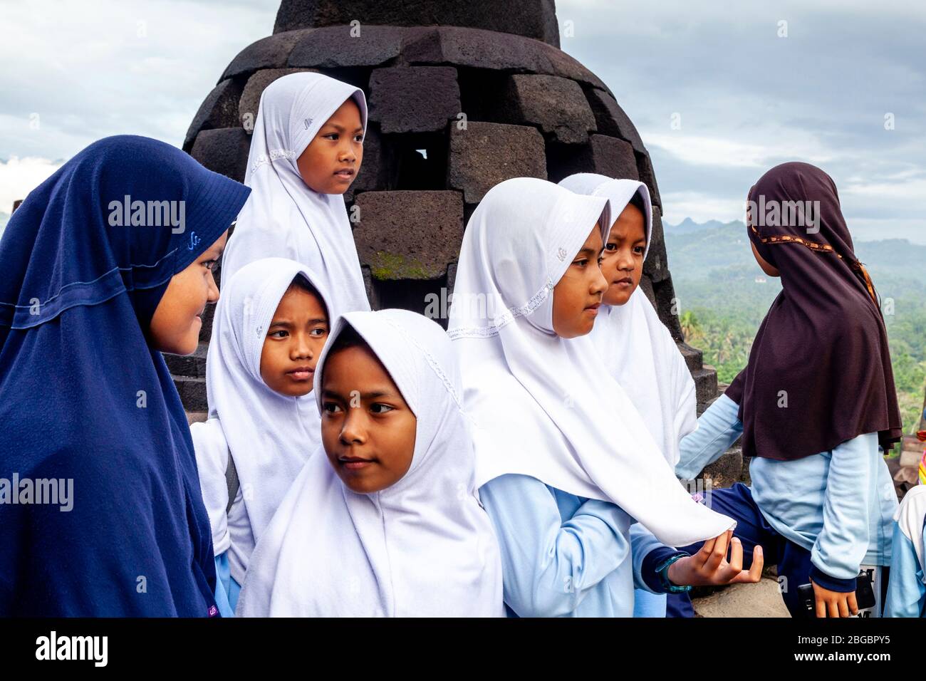 Un gruppo di scolari indonesiani che visitano il Tempio di Borobudur, Yogyakarta, Giava Centrale, Indonesia Foto Stock