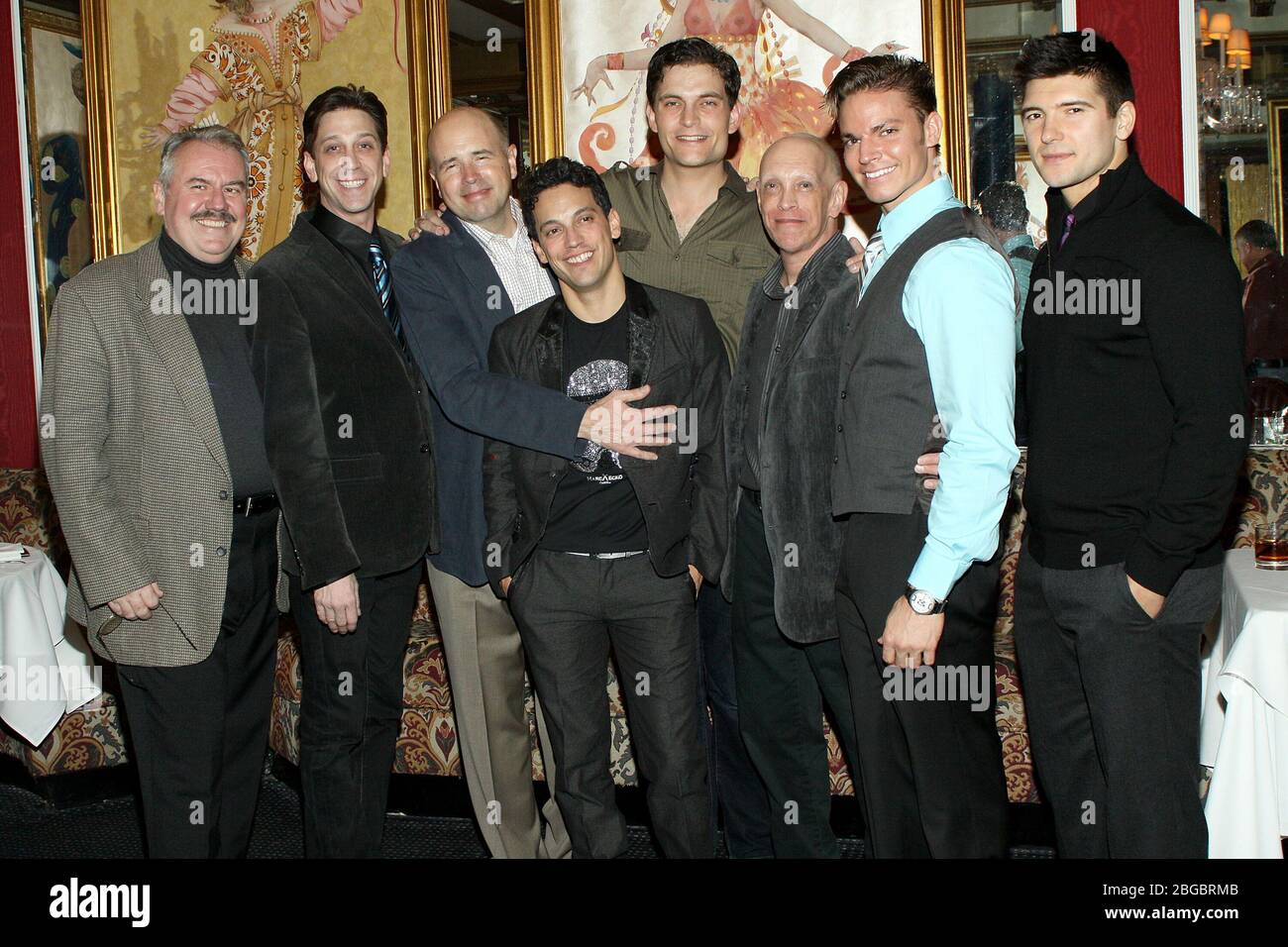 New York, NY, USA. 13 novembre 2010. Peter Cormican, Chris dell'Armo, Kenneth Elliott, Paul Pecorino, Robert Berliner, Andy Halliday, Jacques Mitchell Jeff Riberdy la sera di apertura dopo la festa dei 'ragazzi del male da oltre' al Firebird Restaurant. Credito: Steve Mack/Alamy Foto Stock