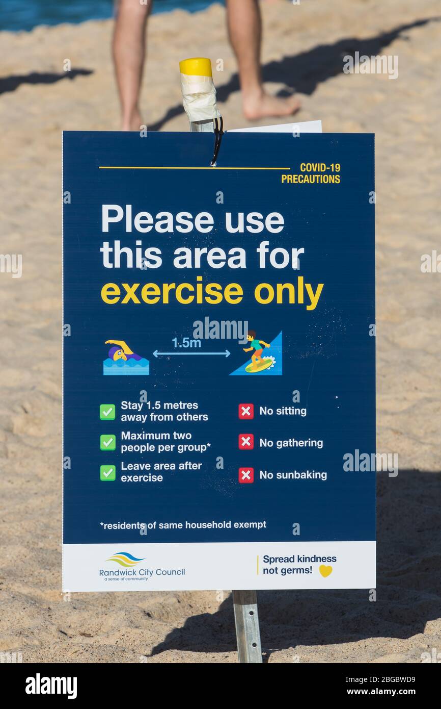 Sydney, Australia. Martedì 21 aprile 2020. Coogee Beach, nei sobborghi orientali di Sydney, riaprì dopo le restrizioni di blocco. La gente del posto è autorizzata a nuotare, a fare surf e a fare esercizio fisico, ma non deve prendere il sole, sedersi sulla sabbia o riunirsi in gruppi a causa della pandemia COVID-19. Credit Paul Lovelace/Alamy Live News. Foto Stock