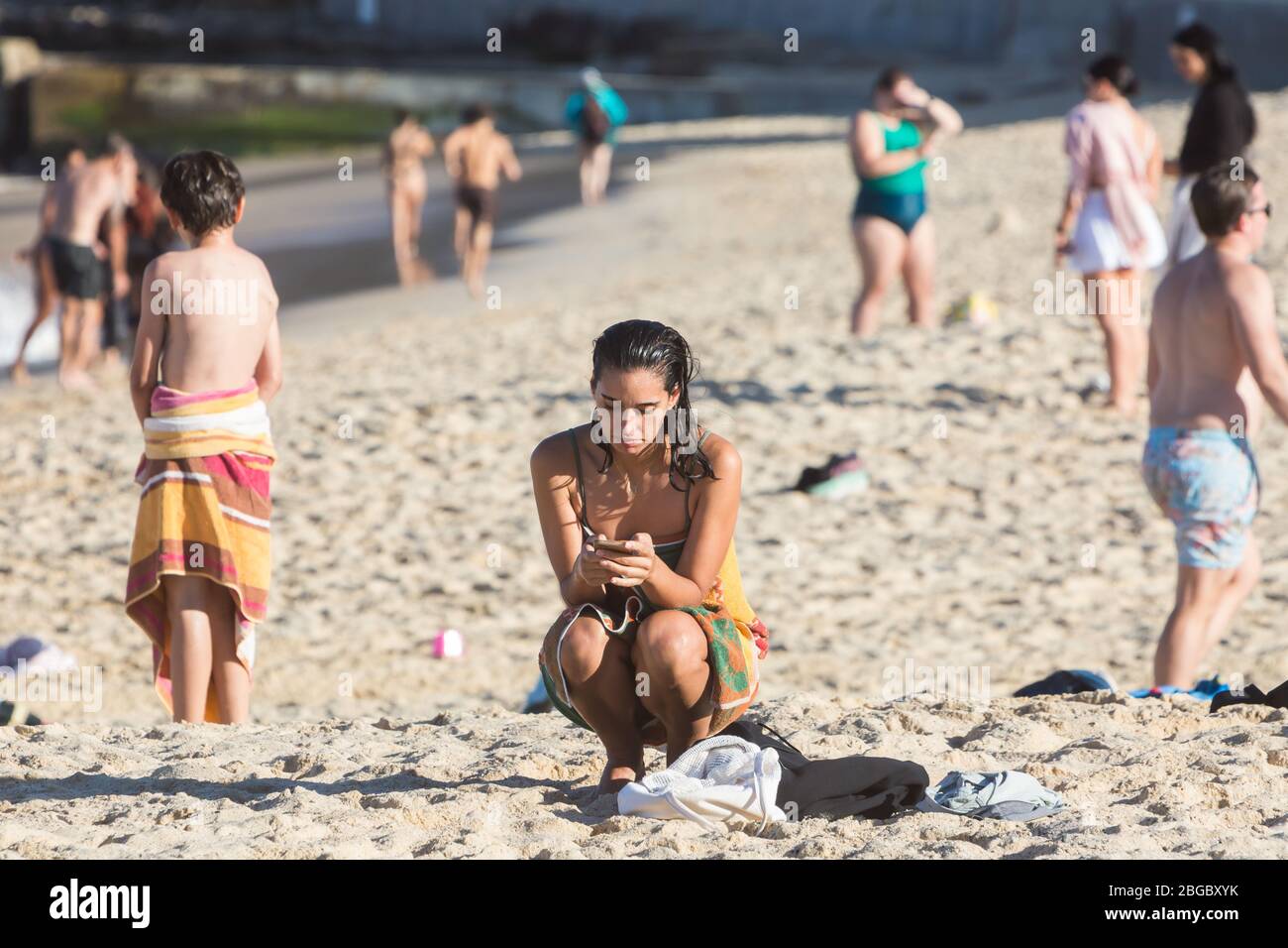 Sydney, Australia. Martedì 21 aprile 2020. Coogee Beach, nei sobborghi orientali di Sydney, riaprì dopo le restrizioni di blocco. La gente del posto è autorizzata a nuotare, a fare surf e a fare esercizio fisico, ma non deve prendere il sole, sedersi sulla sabbia o riunirsi in gruppi a causa della pandemia COVID-19. Credit Paul Lovelace/Alamy Live News. Foto Stock