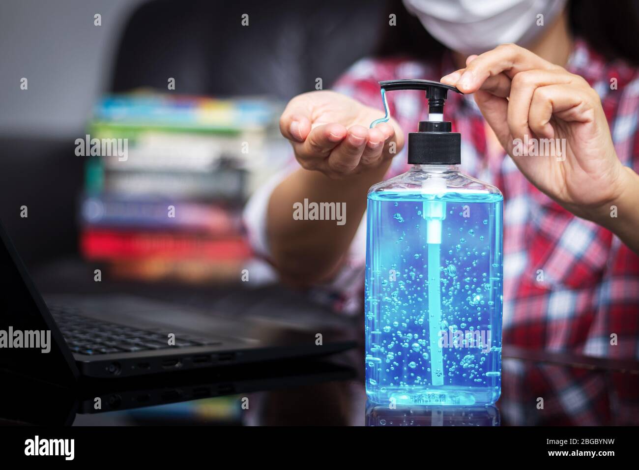 persone che lavano mano a mano disinfettante gel di alcol per la pulizia e la disinfezione, prima di digitare sulla tastiera per lavorare. prevenzione della diffusione della ger Foto Stock