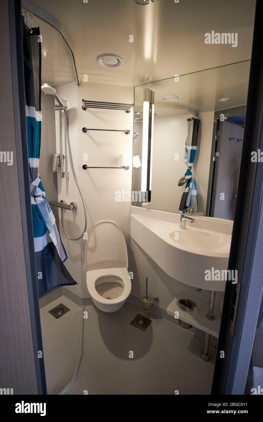 bagno interno cabina a bordo del nuovo traghetto stena edda sulla rotta belfast liverpool traghetto irlanda del nord regno unito Foto Stock