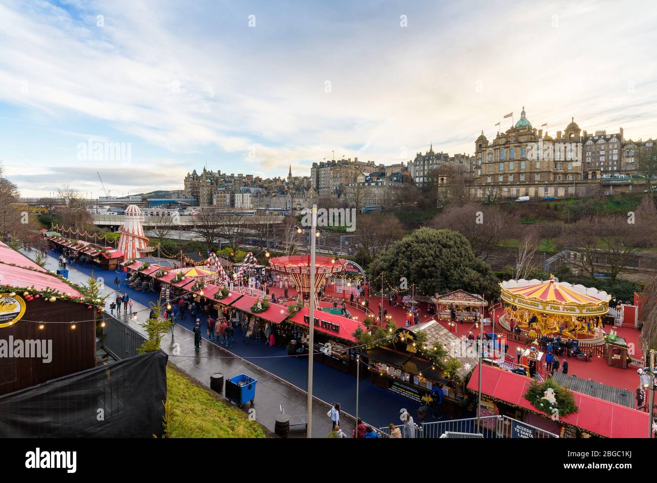Edimburgo, Scozia - Dicembre 2018. Vista sul mercato di Natale di Edimburgo. Foto Stock