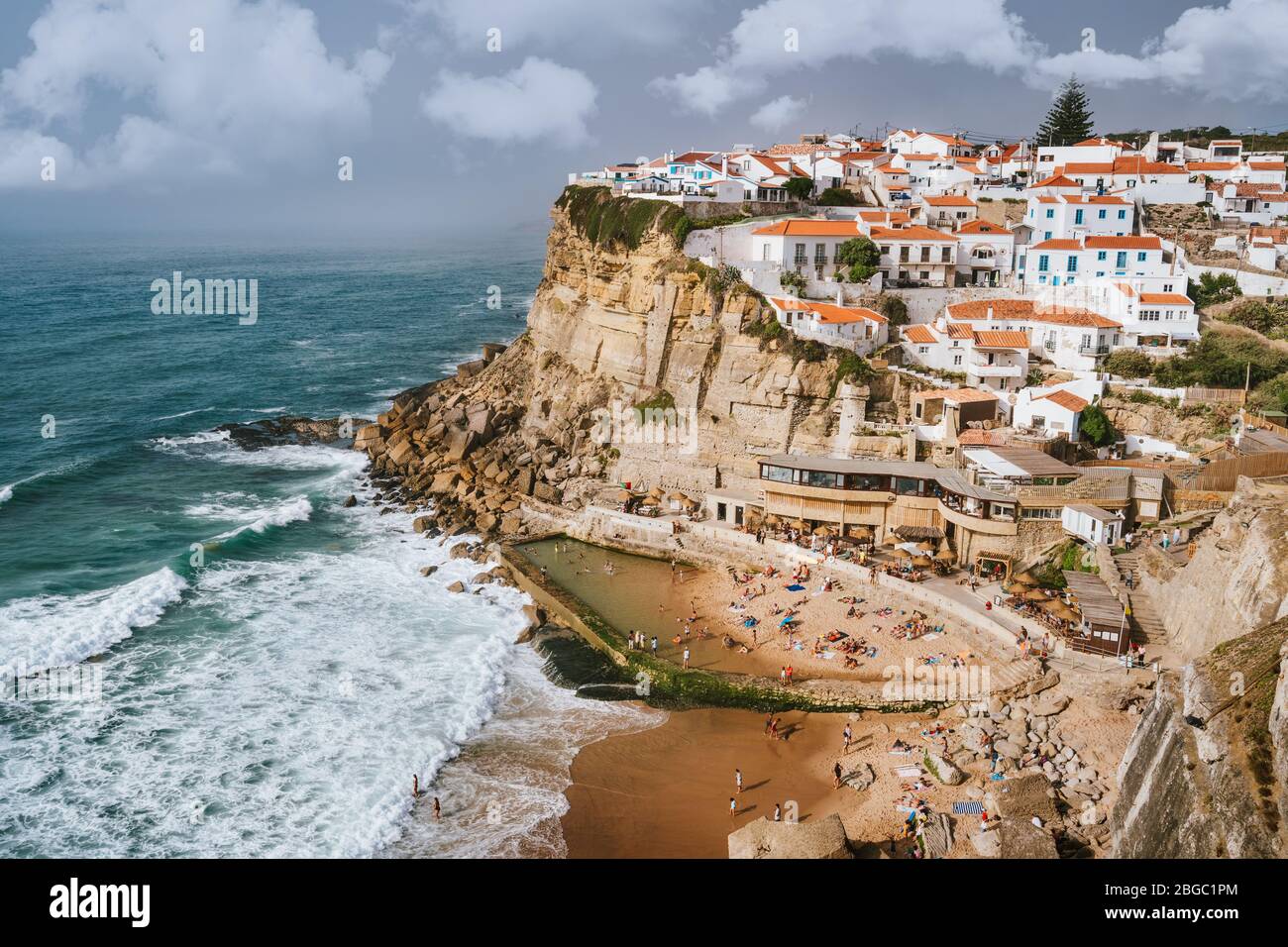 Le vibrazioni di vacanza sul villaggio bello di Azenhas do Mar e spiaggia  protetta da onde.