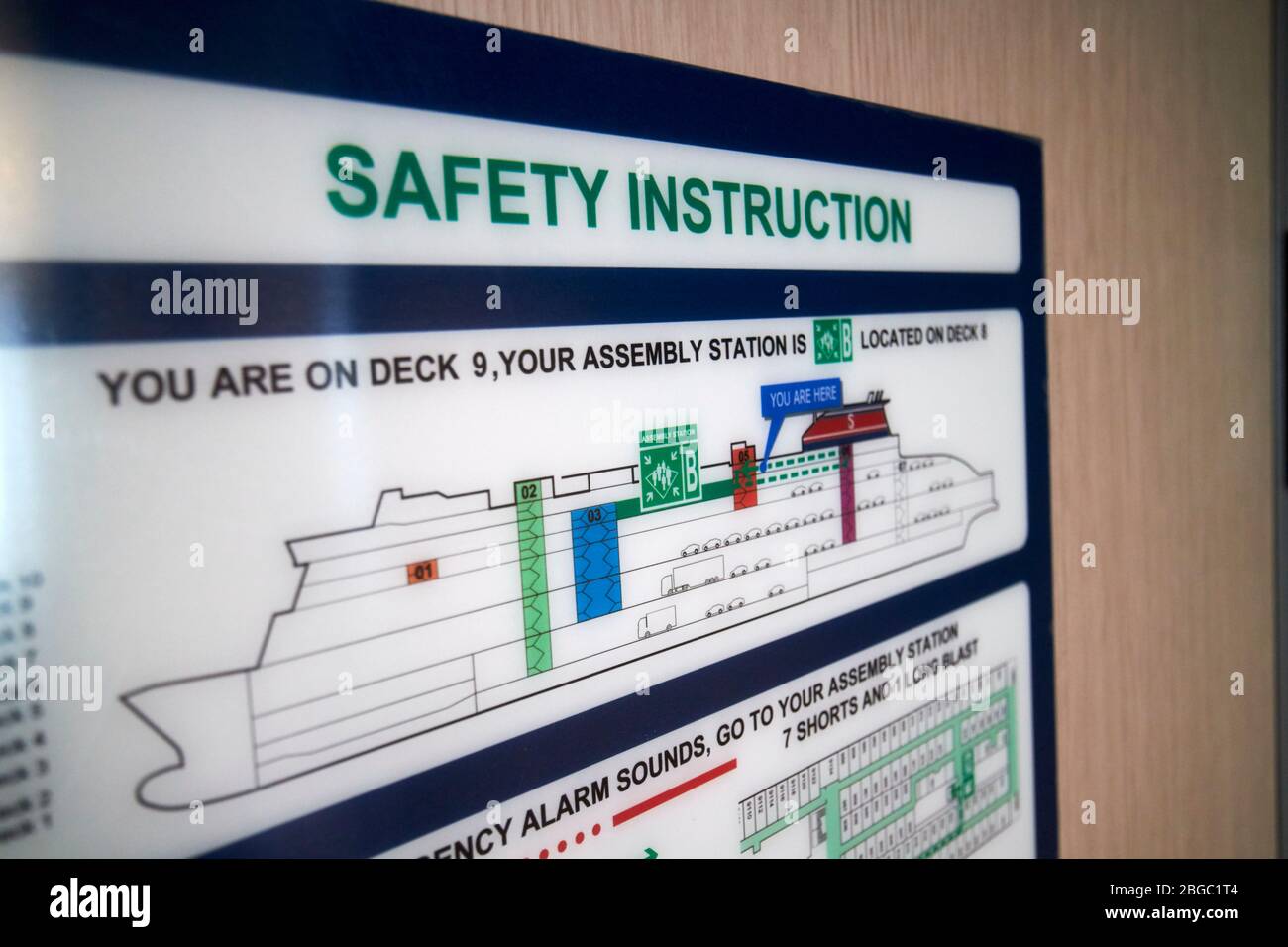 istruzioni di sicurezza informazioni all'interno della cabina a bordo del nuovo traghetto stena edda sulla rotta del traghetto belfast liverpool irlanda del nord regno unito Foto Stock