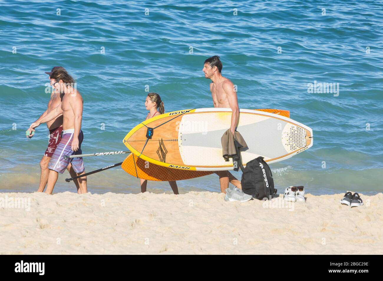 Sydney, Australia. Martedì 21 aprile 2020. Coogee Beach, nei sobborghi orientali di Sydney, riaprì dopo le restrizioni di blocco. La gente del posto è autorizzata a nuotare, a fare surf e a fare esercizio fisico, ma non deve prendere il sole, sedersi sulla sabbia o riunirsi in gruppi a causa della pandemia COVID-19. Credit Paul Lovelace/Alamy Live News. Foto Stock
