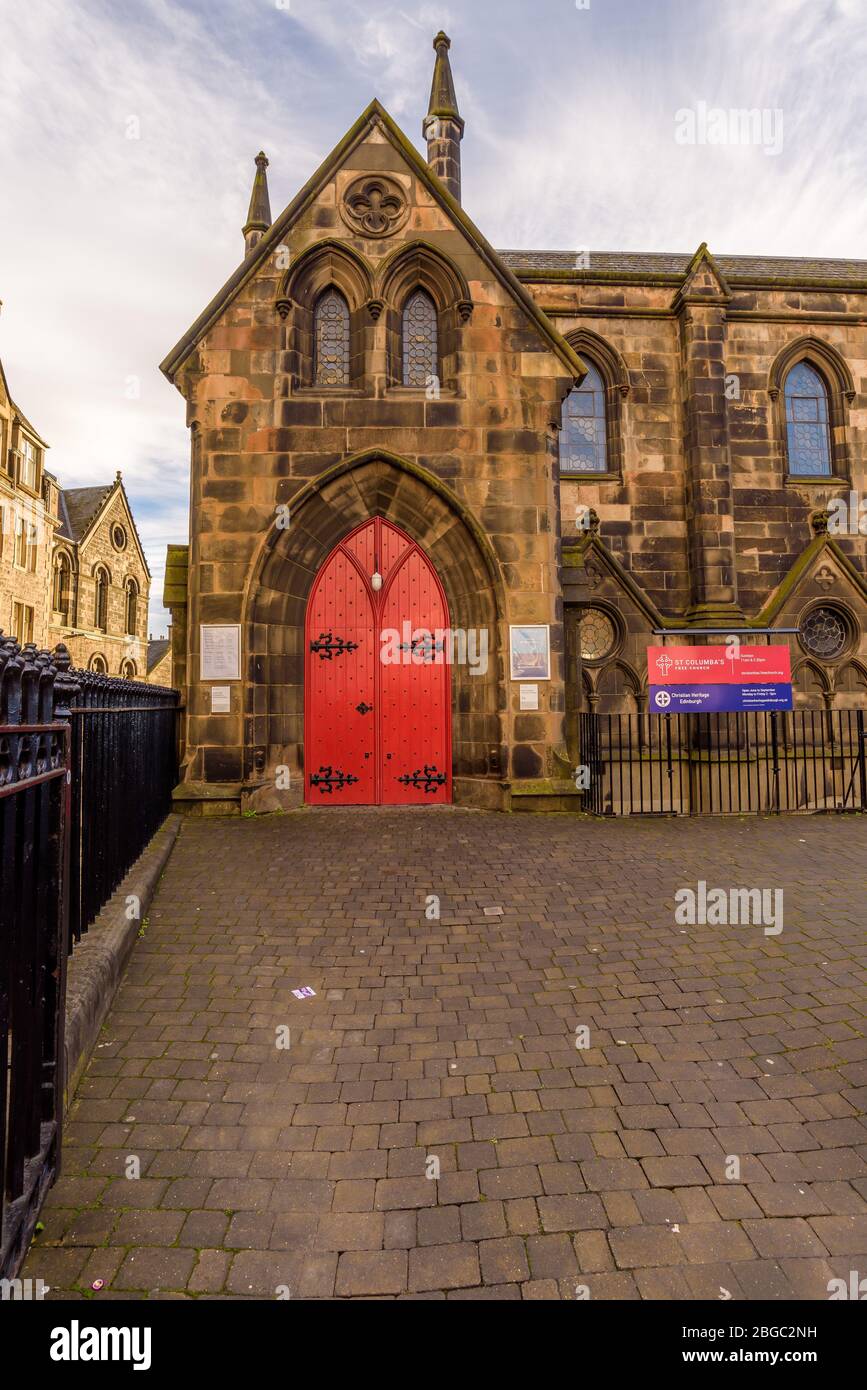 Edimburgo, Scozia - Dicembre 2018. Vista dell'ingresso e del portale rosso della Chiesa libera di Scozia di San Colomba sul Royal Mile. Foto Stock