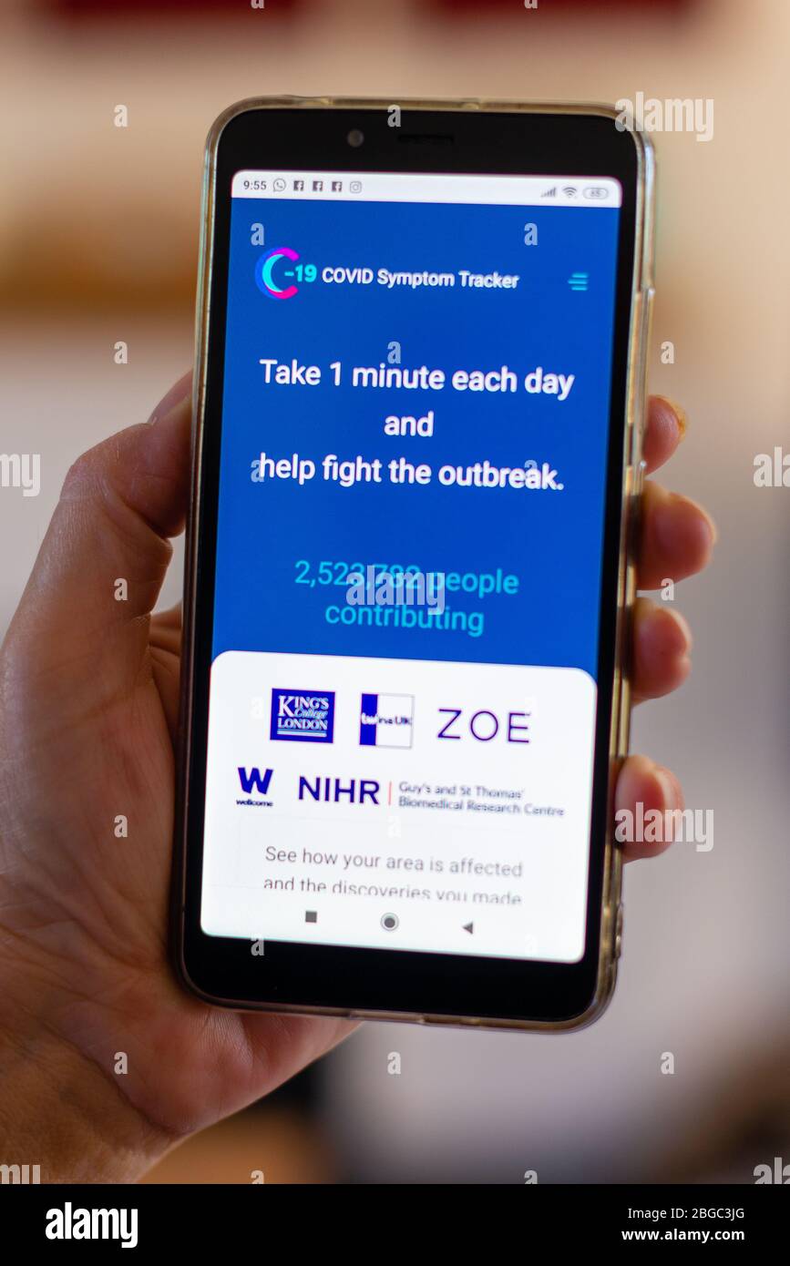COVID-19 Sintom Tracker Coronavirus app per telefono cellulare Foto Stock