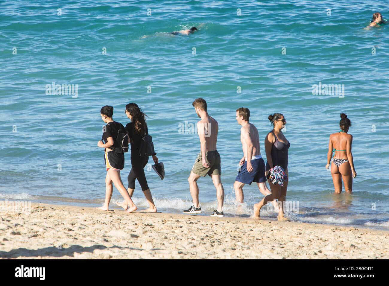 Sydney, Australia. Martedì 21 aprile 2020. Coogee Beach, nei sobborghi orientali di Sydney, riaprì dopo le restrizioni di blocco. La gente del posto è autorizzata a nuotare, a fare surf e a fare esercizio fisico, ma non deve prendere il sole, sedersi sulla sabbia o riunirsi in gruppi a causa della pandemia COVID-19. Credit Paul Lovelace/Alamy Live News. Foto Stock