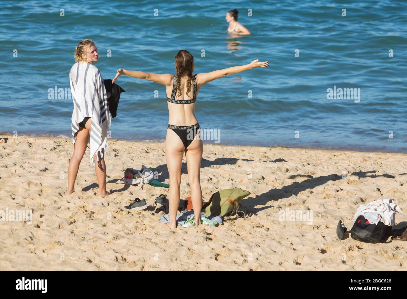 Sydney, Australia. Martedì 21 aprile 2020. Coogee Beach, nei sobborghi orientali di Sydney, riaprì dopo le restrizioni di blocco. La gente del posto è autorizzata a nuotare, a fare surf e a fare esercizio fisico, ma non deve prendere il sole, sedersi sulla sabbia o riunirsi in gruppi a causa della pandemia COVID-19. Credit Paul Lovelace/Alamy Live News. Foto Stock
