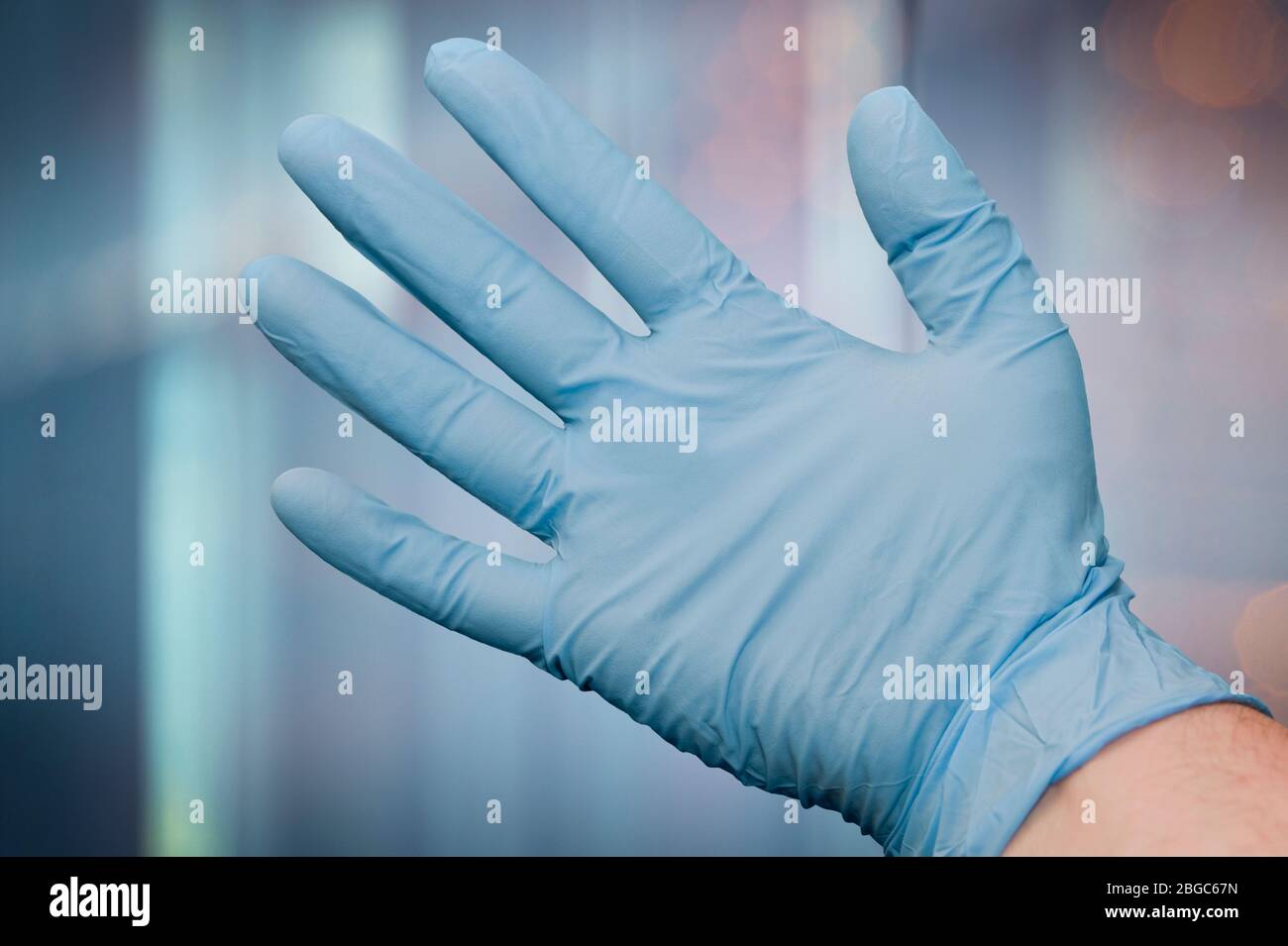 PPE dispositivi di protezione individuale - Glove Coronavirus Covid-19 blu monouso Foto Stock