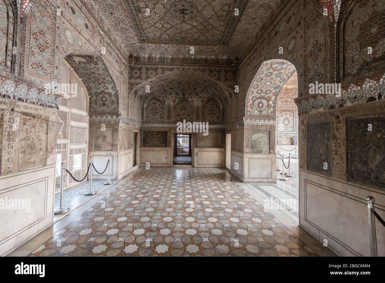Sheesh Mahal (Palazzo degli specchi), un palazzo decorato in modo ornato a Lahore, Pakistan e un sito patrimonio dell'umanità dell'UNESCO. Foto Stock