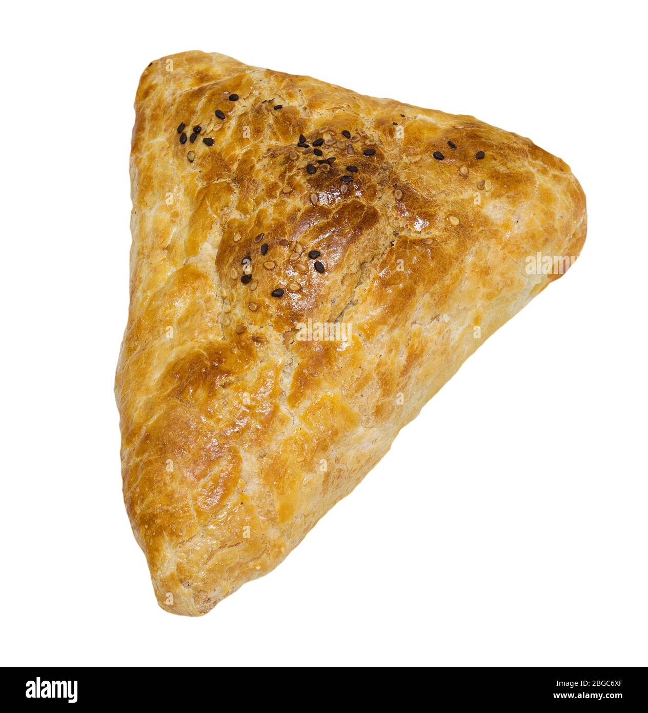 samsa di forma triangolare da tandoor con ripieno di carne isolato su sfondo bianco Foto Stock