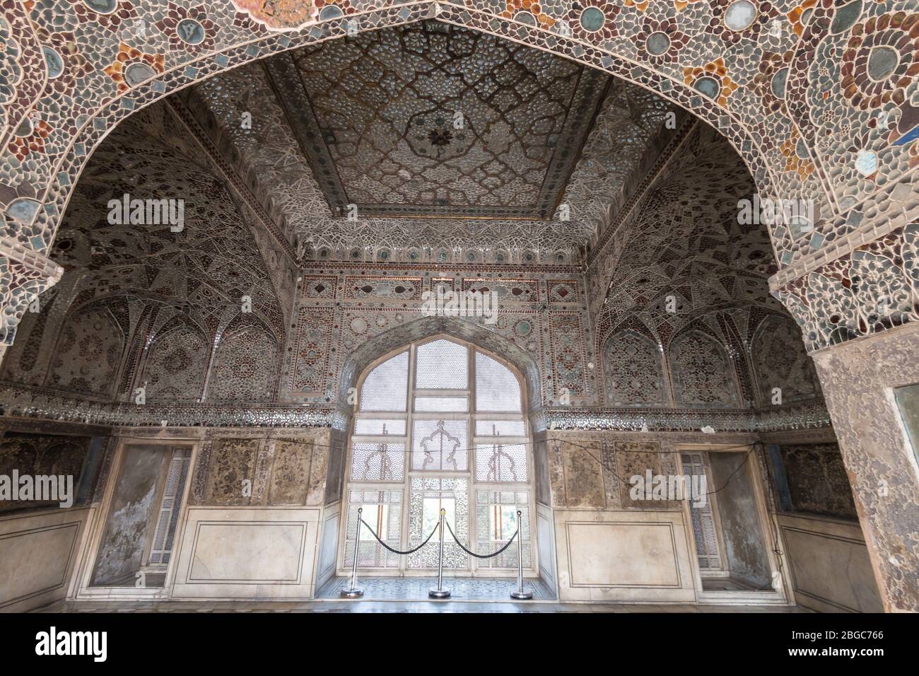 Sheesh Mahal (Palazzo degli specchi), un palazzo decorato in modo ornato a Lahore, Pakistan e un sito patrimonio dell'umanità dell'UNESCO. Foto Stock