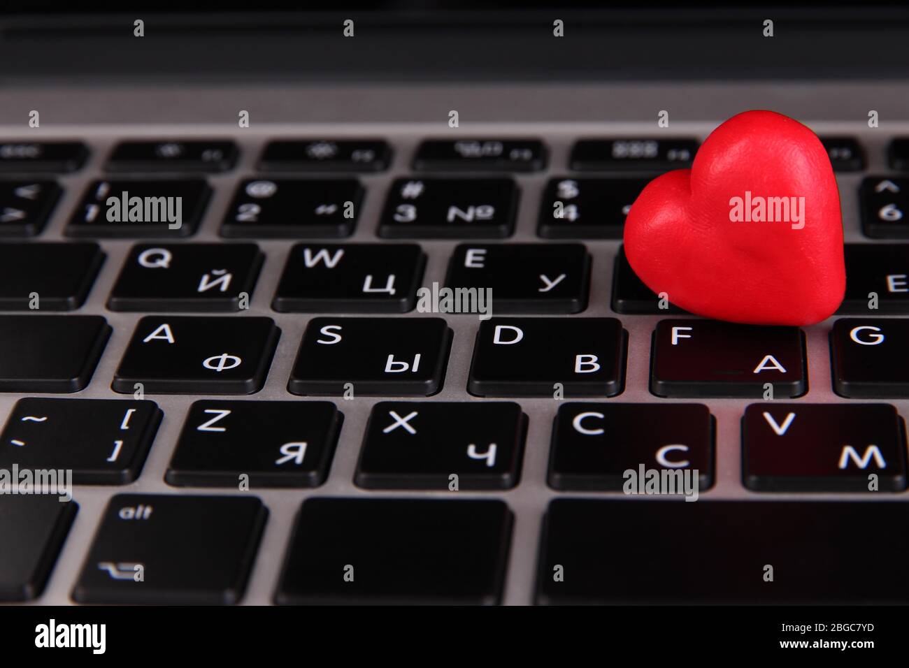 Primo piano del cuore rosso sulla tastiera del computer Foto stock - Alamy