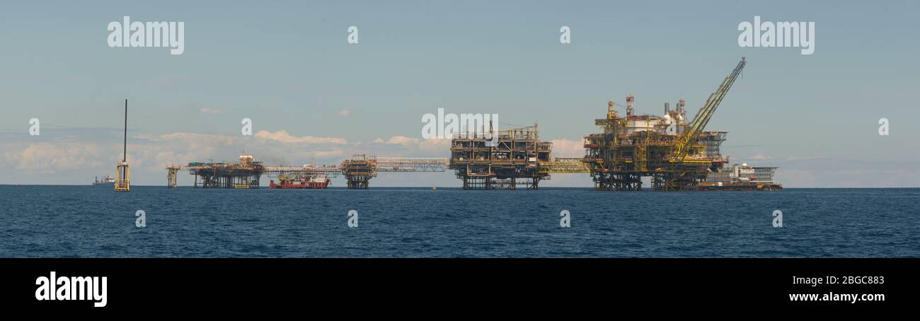 sistemazione barca da lavoro da collegare alla piattaforma petrolifera in mare da manutenzione programmata Foto Stock