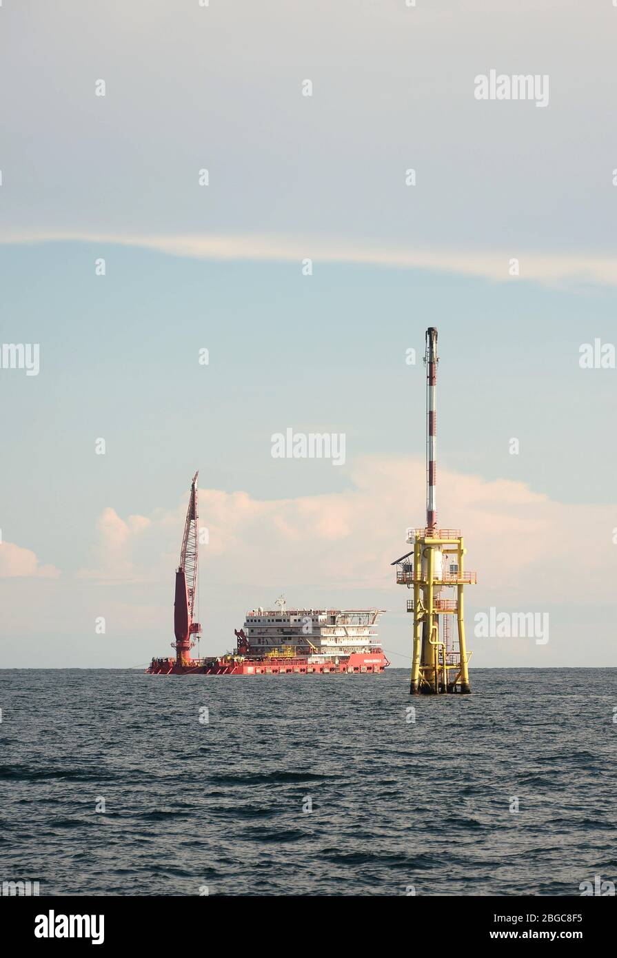 Sistemazione barca da lavoro o ancoraggio AWB al giacimento petrolifero per la manutenzione della piattaforma petrolifera Foto Stock