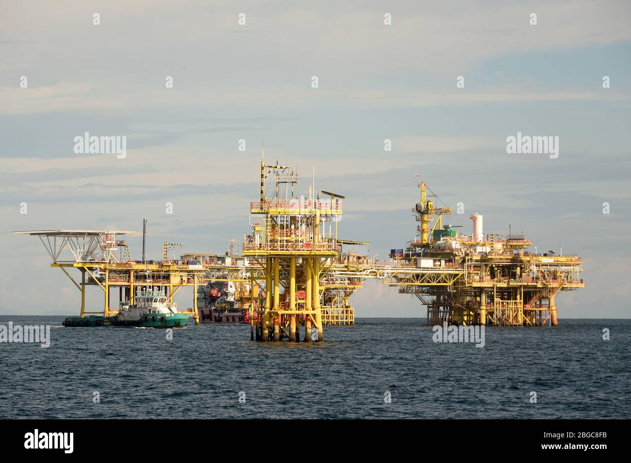 sistemazione barca da lavoro da collegare alla piattaforma petrolifera in mare da manutenzione programmata Foto Stock
