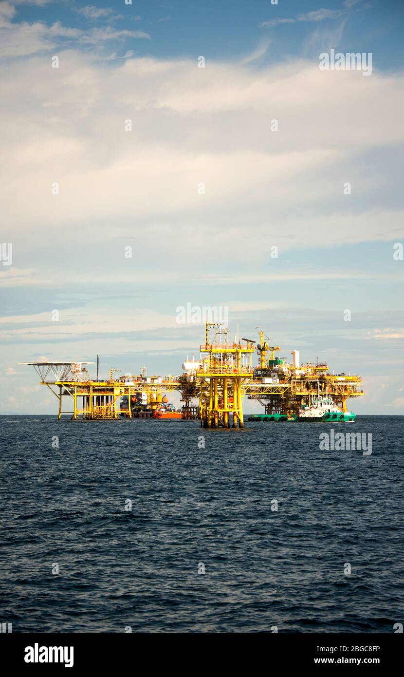 sistemazione barca da lavoro da collegare alla piattaforma petrolifera in mare da manutenzione programmata Foto Stock