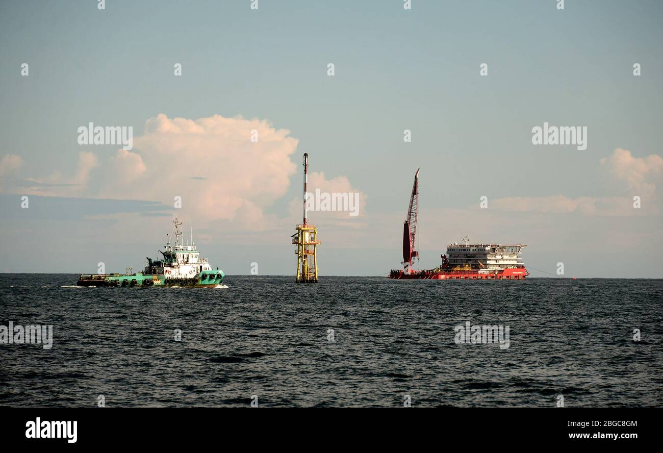 Sistemazione barca da lavoro o ancoraggio AWB al giacimento petrolifero per la manutenzione della piattaforma petrolifera Foto Stock