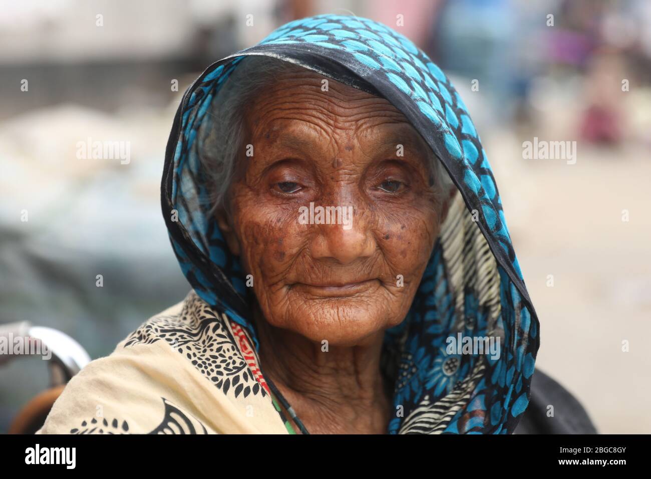 Dhaka, Bangladesh. 20 aprile 2020. Una vecchia donna in sedia a rotelle attende di raccogliere cibo di soccorso in mezzo COVID -19 Coronavirus Crisis.on l'iniziativa di MR, Mohammad Mazharul Islam Sentu, presidente del sud Kamalapur JaME Moschea, il cibo di soccorso è stato distribuito a mezzogiorno ogni giorno dal marzo 26. Credit: SOPA Images Limited/Alamy Live News Foto Stock