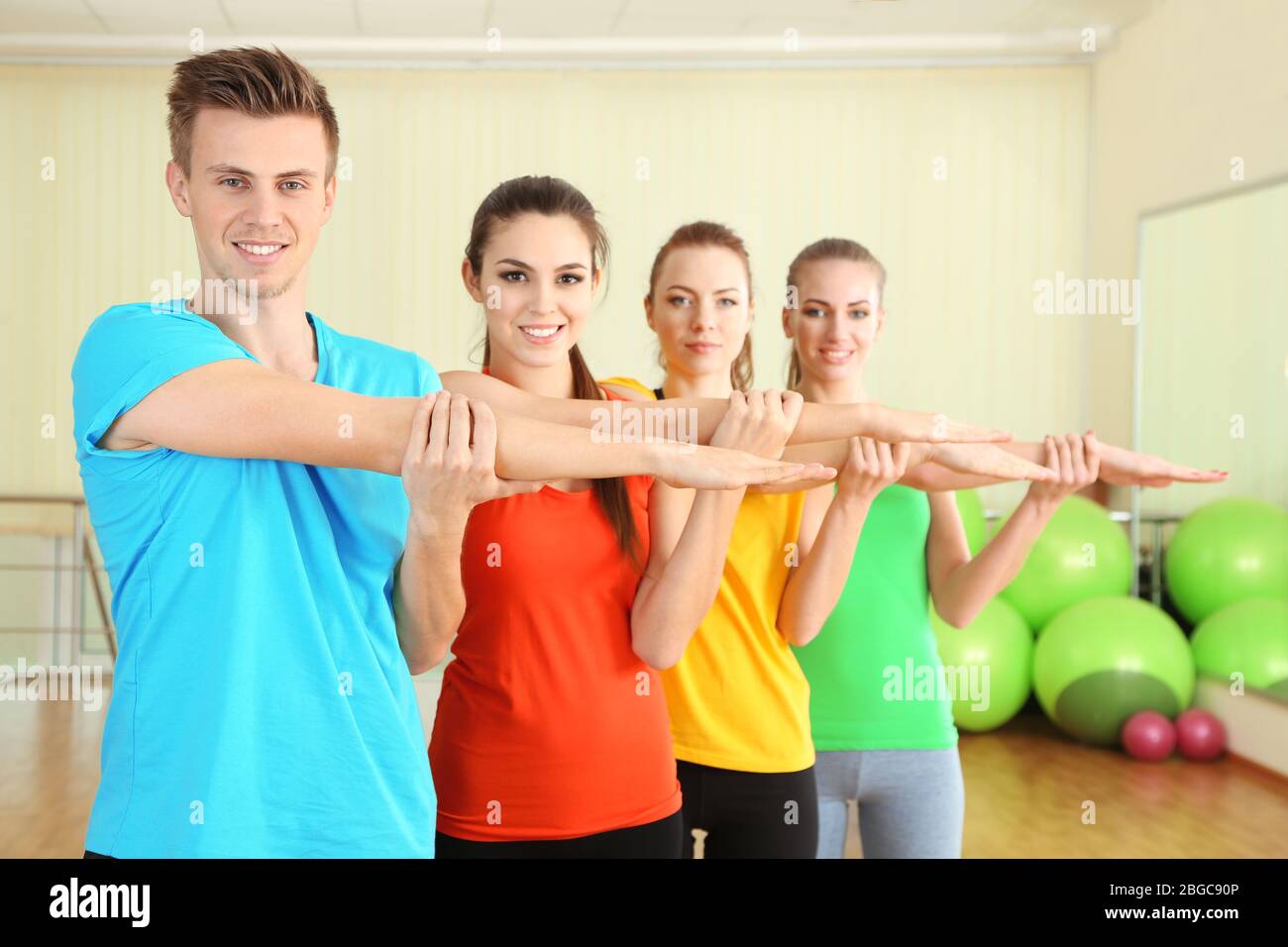 Giovani persone belle impegnati in palestra Foto Stock