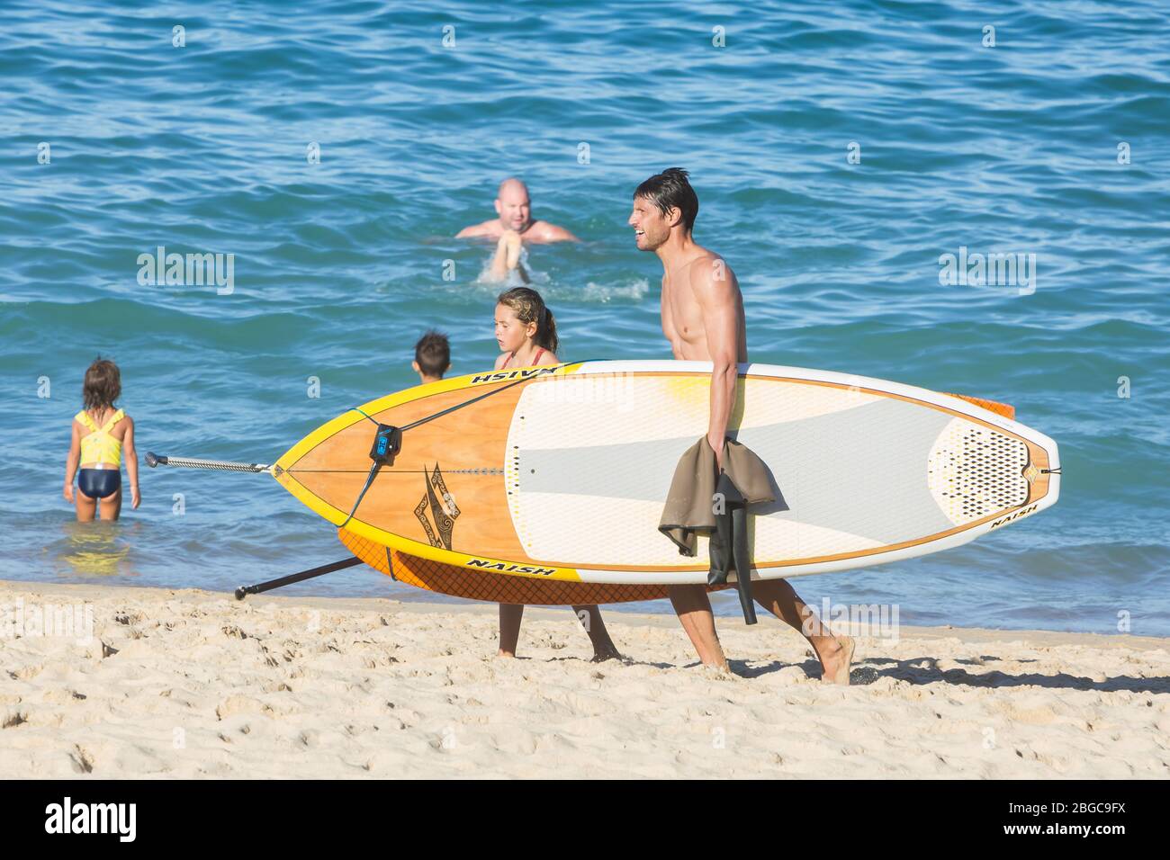 Sydney, Australia. Martedì 21 aprile 2020. Coogee Beach, nei sobborghi orientali di Sydney, riaprì dopo le restrizioni di blocco. La gente del posto è autorizzata a nuotare, a fare surf e a fare esercizio fisico, ma non deve prendere il sole, sedersi sulla sabbia o riunirsi in gruppi a causa della pandemia COVID-19. Credit Paul Lovelace/Alamy Live News. Foto Stock