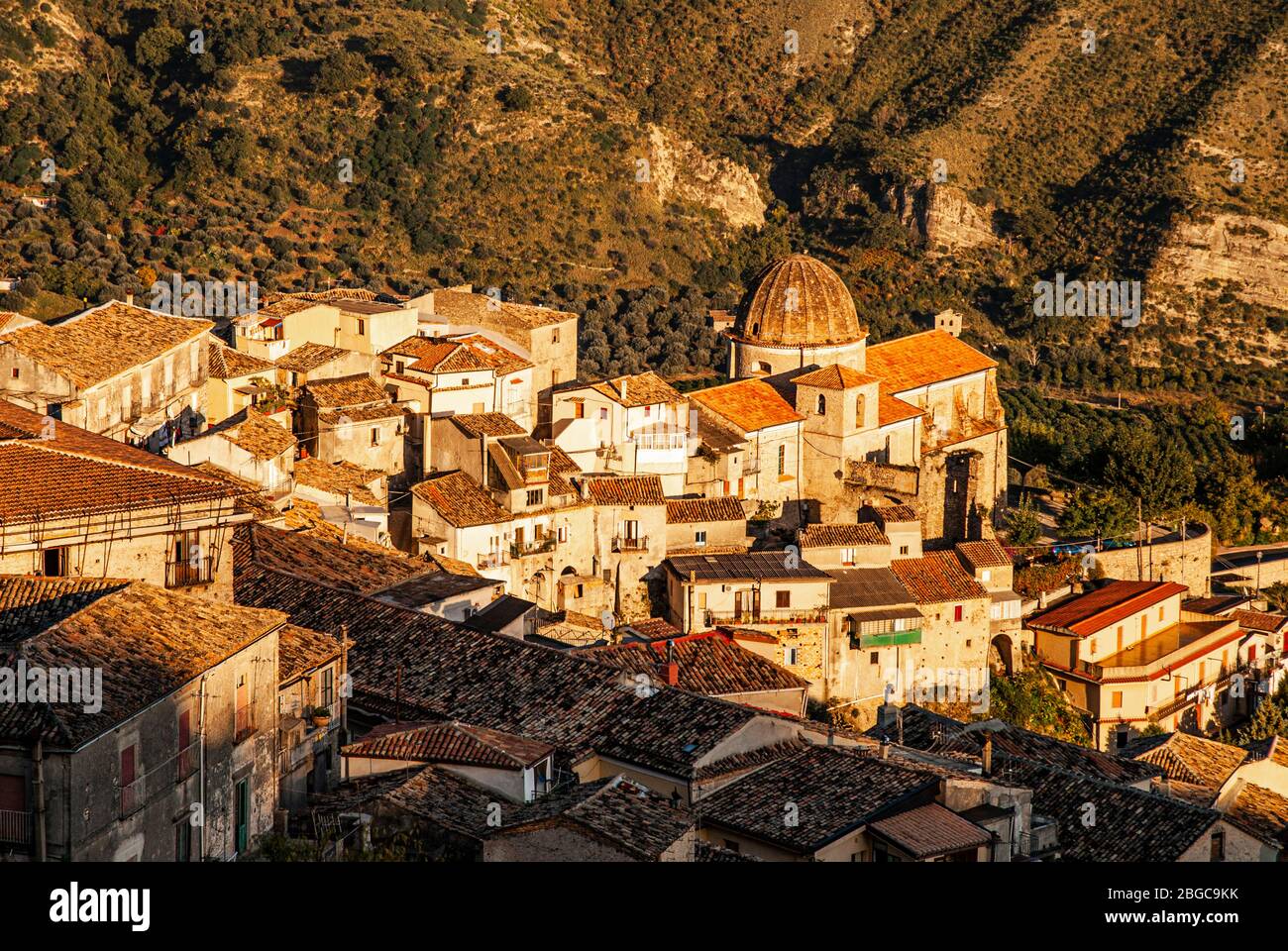 Italia Calabria Parco Nazionale dell'Aspromonte - stilo - il Villaggio e la chiesa di San Domenico Foto Stock