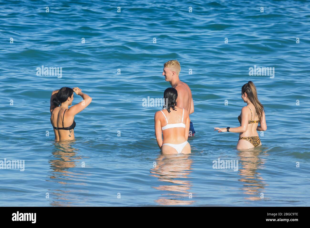 Sydney, Australia. Martedì 21 aprile 2020. Coogee Beach, nei sobborghi orientali di Sydney, riaprì dopo le restrizioni di blocco. La gente del posto è autorizzata a nuotare, a fare surf e a fare esercizio fisico, ma non deve prendere il sole, sedersi sulla sabbia o riunirsi in gruppi a causa della pandemia COVID-19. Credit Paul Lovelace/Alamy Live News. Foto Stock