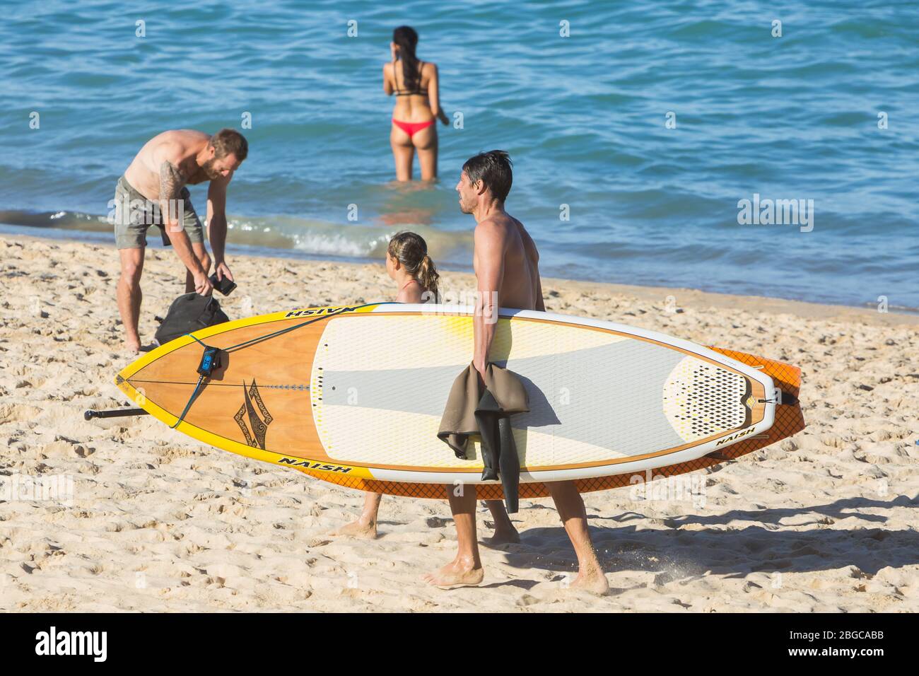 Sydney, Australia. Martedì 21 aprile 2020. Coogee Beach, nei sobborghi orientali di Sydney, riaprì dopo le restrizioni di blocco. La gente del posto è autorizzata a nuotare, a fare surf e a fare esercizio fisico, ma non deve prendere il sole, sedersi sulla sabbia o riunirsi in gruppi a causa della pandemia COVID-19. Credit Paul Lovelace/Alamy Live News. Foto Stock