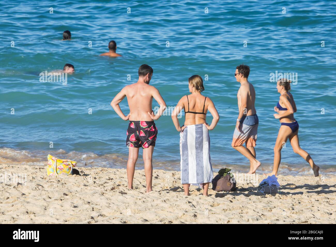 Sydney, Australia. Martedì 21 aprile 2020. Coogee Beach, nei sobborghi orientali di Sydney, riaprì dopo le restrizioni di blocco. La gente del posto è autorizzata a nuotare, a fare surf e a fare esercizio fisico, ma non deve prendere il sole, sedersi sulla sabbia o riunirsi in gruppi a causa della pandemia COVID-19. Credit Paul Lovelace/Alamy Live News. Foto Stock
