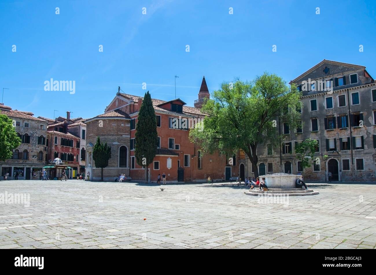 Tipica piazza italiana con chiesa e pozzo a Venezia Foto Stock