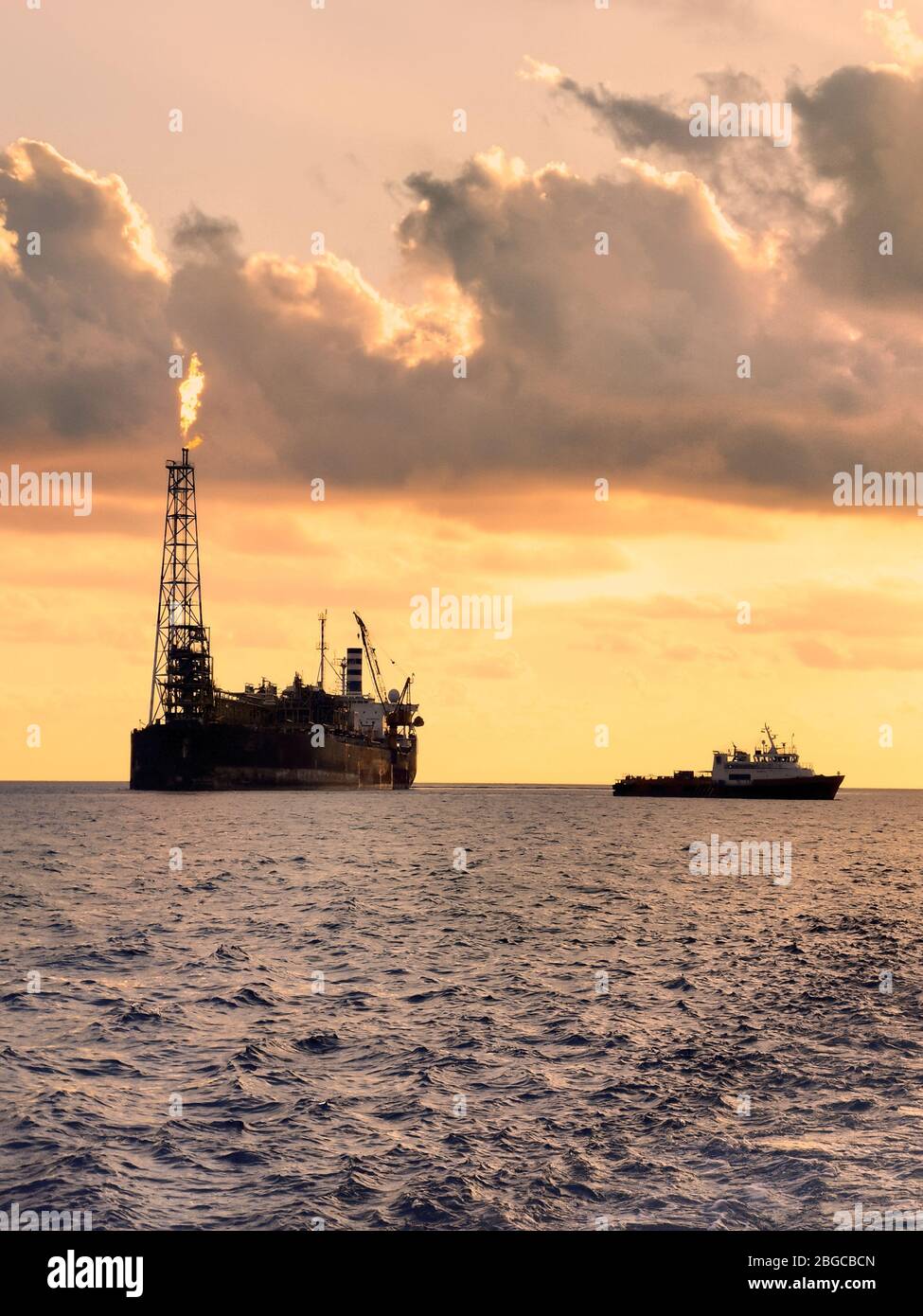 Stoccaggio e scarico in mare durante il tramonto della produzione galleggiante FPSO Foto Stock