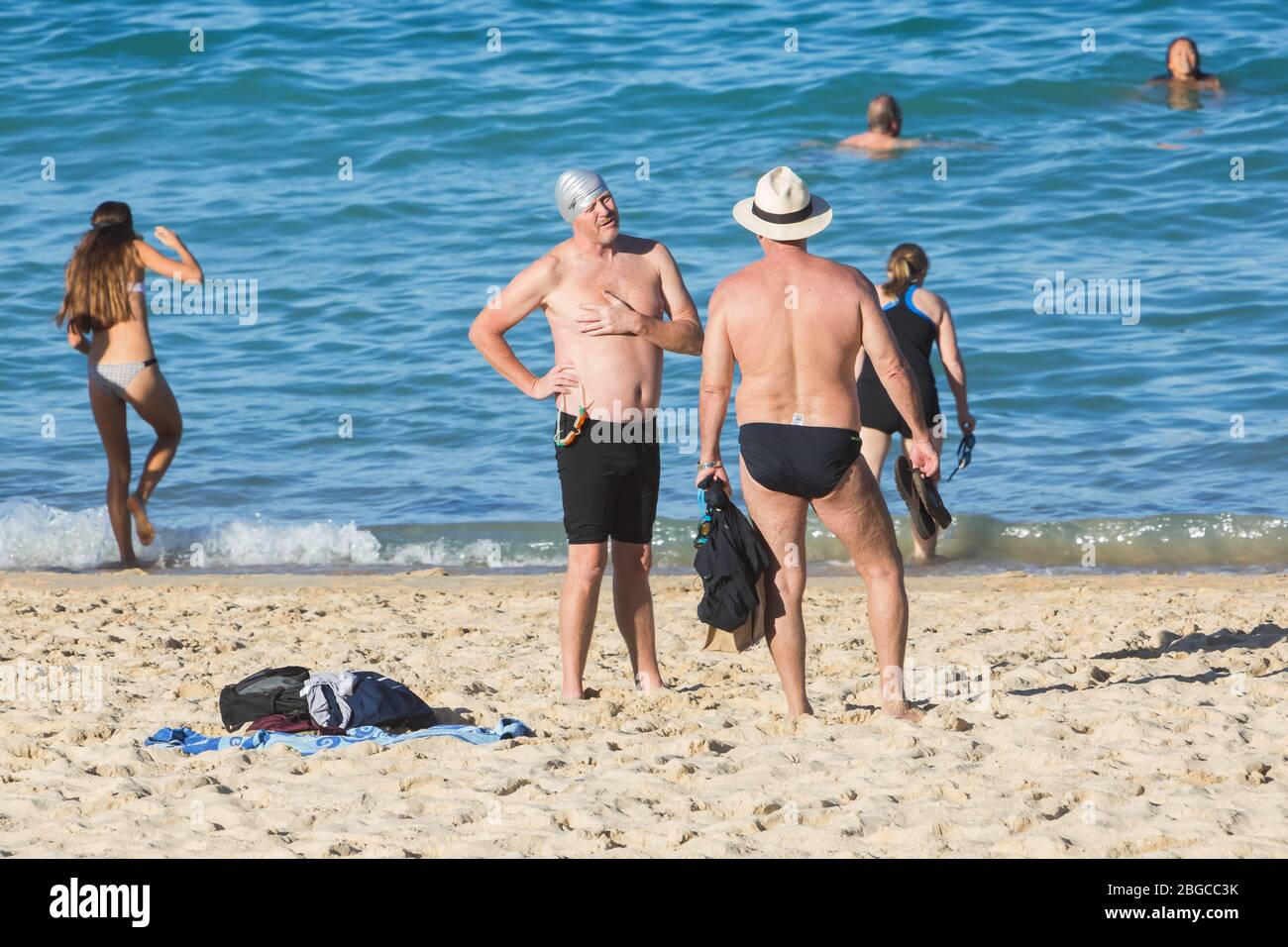 Sydney, Australia. Martedì 21 aprile 2020. Coogee Beach, nei sobborghi orientali di Sydney, riaprì dopo le restrizioni di blocco. La gente del posto è autorizzata a nuotare, a fare surf e a fare esercizio fisico, ma non deve prendere il sole, sedersi sulla sabbia o riunirsi in gruppi a causa della pandemia COVID-19. Credit Paul Lovelace/Alamy Live News. Foto Stock