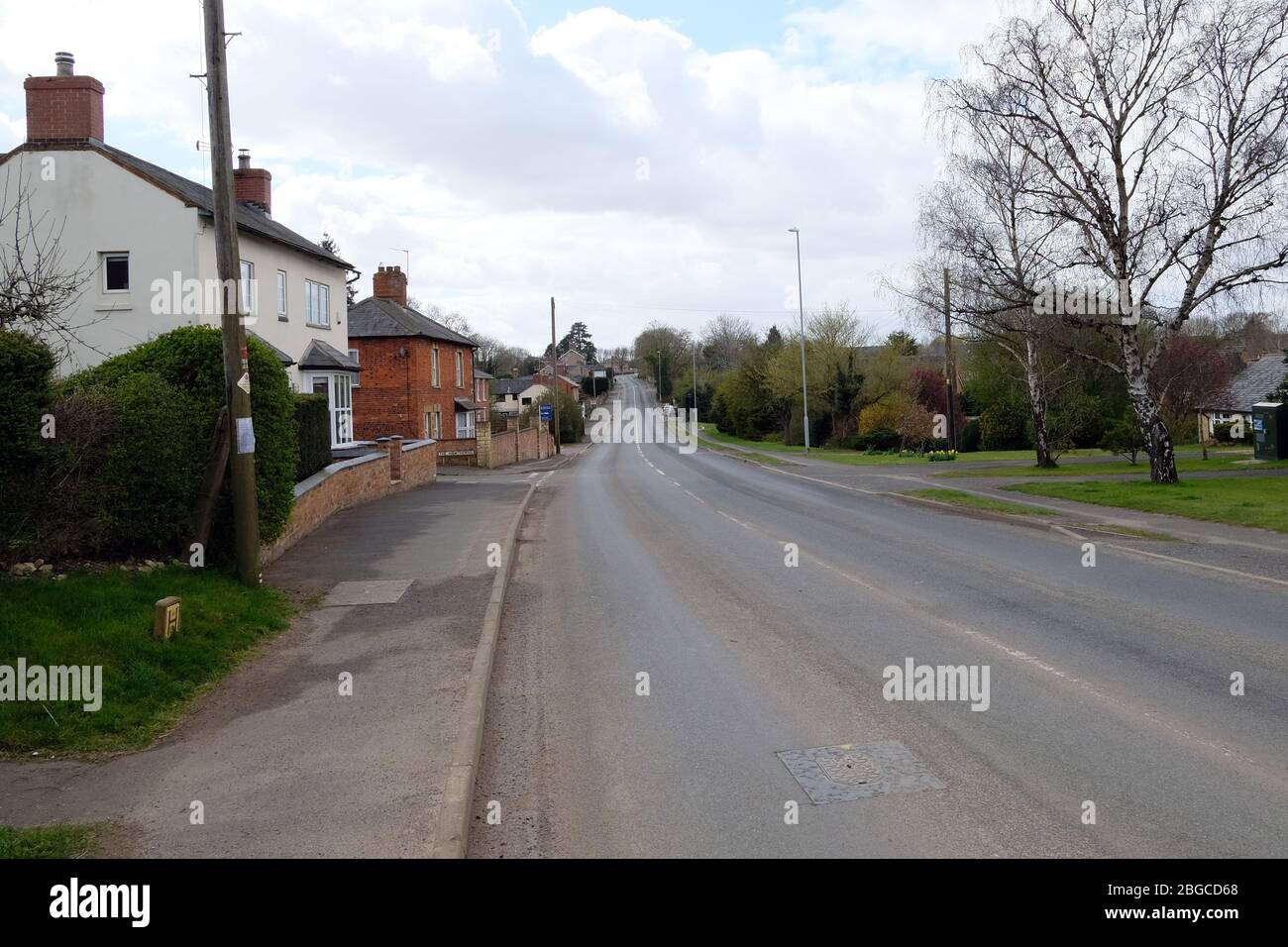 Le strade vuote del villaggio di Silverstone durante il blocco dei coronavirus Foto Stock