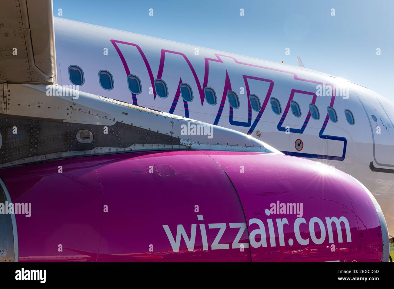Wizz Air Airbus 320 aereo in aeroporto di Luton terra durante la crisi Corona.The Foto Stock