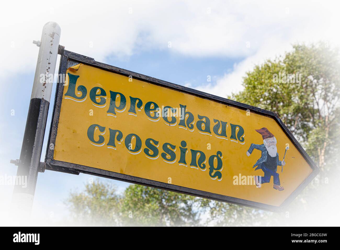 Segnale che dice Leprechaun Crossing, Killarney National Park, County Kerry, Repubblica d'Irlanda. Foto Stock