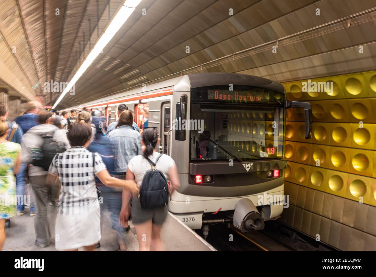 Stazione della metropolitana di Praga e capolinea della linea A - Depo Hostivar. E' una stazione della metropolitana di fine linea collegata al deposito per i treni della metropolitana. Foto Stock