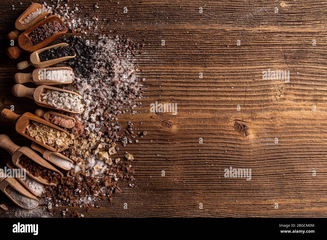 Assortiti sali gourmet in scoop con spazio copia su sfondo di legno Foto Stock